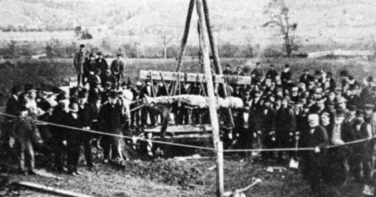 il gigante di cardiff è sollevato dal luogo del suo ritrovamento circondato da gente - nerdface