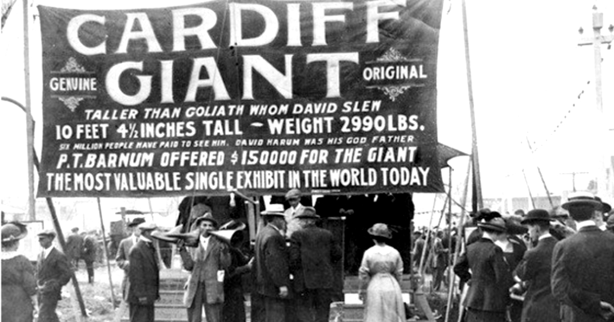 il circo barnum espone il cartello che annuncia il gigante di cardiff e c'è la fila di curiosi fuori - nerdface