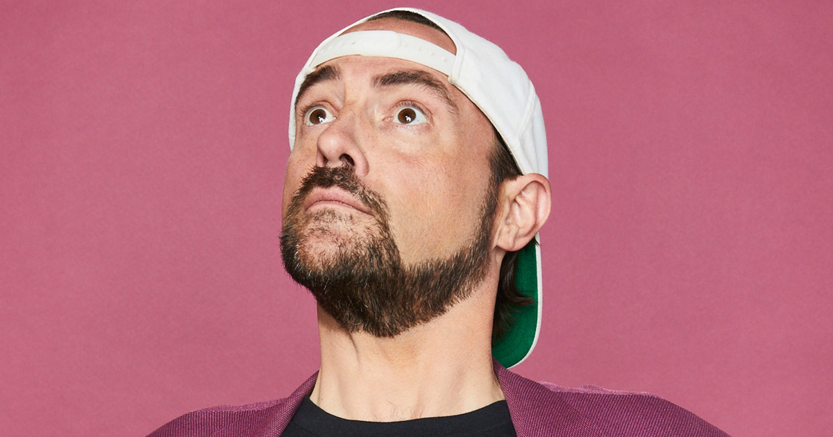 kevin smith in posa fa una buffa smorfia - nerdface