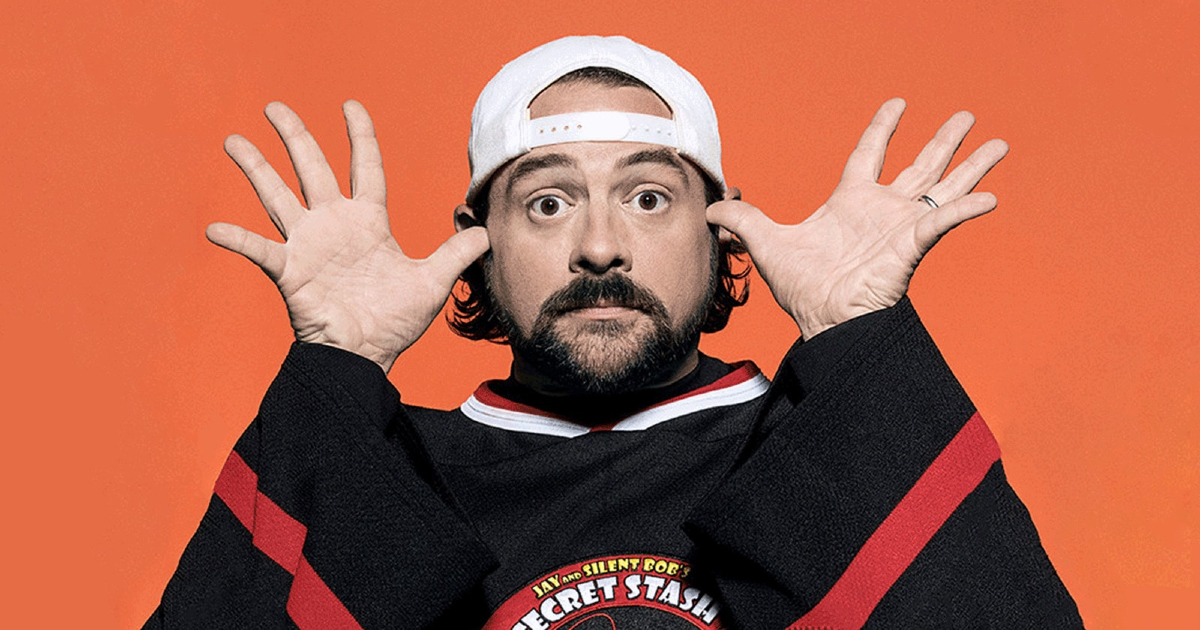 kevin smith ha le mani aperte poggiate sulle guance - nerdface