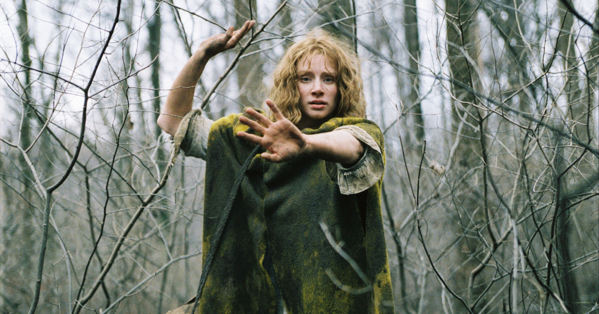 bryce dalla howard è protagonista del film di m. night shyamalan the village - nerdface