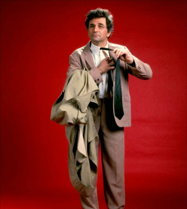 peter falk su sfondo rosso si aggiusta la cravatta - nerdface