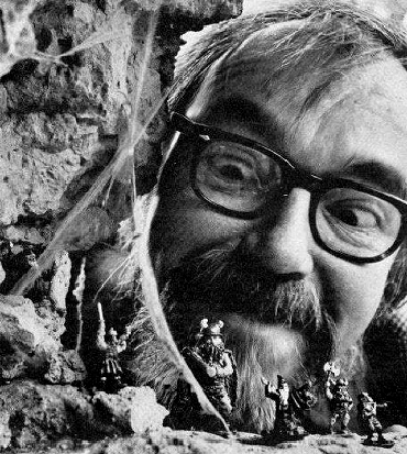 gary gygax fa una buffa smorfia mentre osserva alcune miniature - nerdface