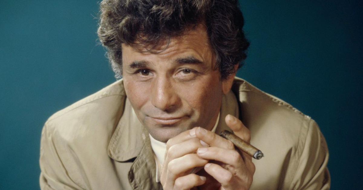 peter falk è colombo e osserva in camera mentre tiene in mano il suo sigaro - nerdface