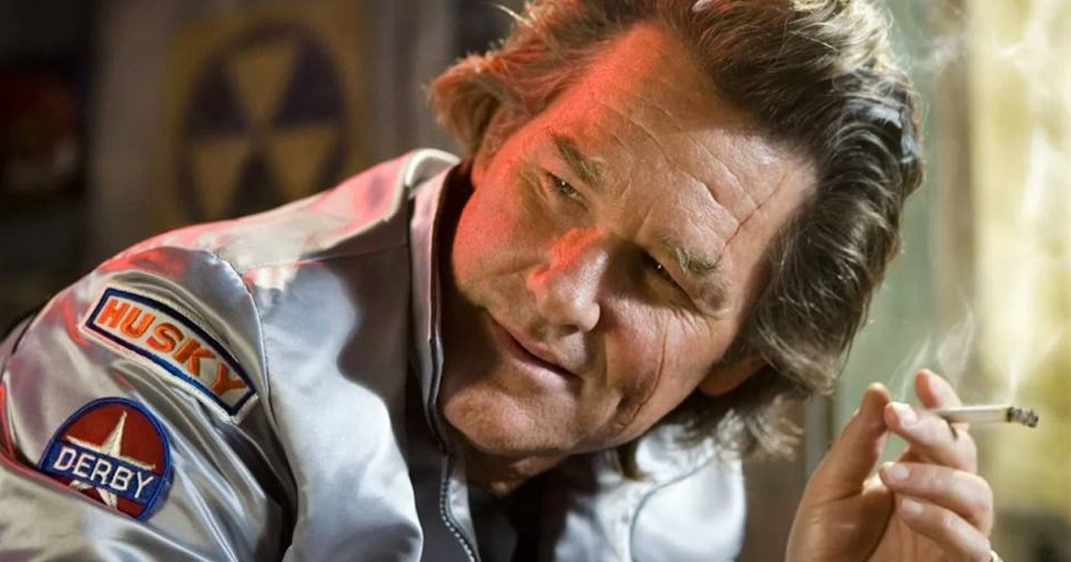 kurt russell fume e sorride malignamente in grindhouse - nerdface