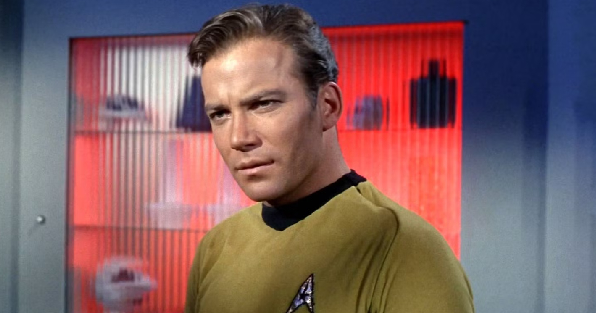 william shatner è il capitano kirk e osserva qualcosa con sospetto - nerdface