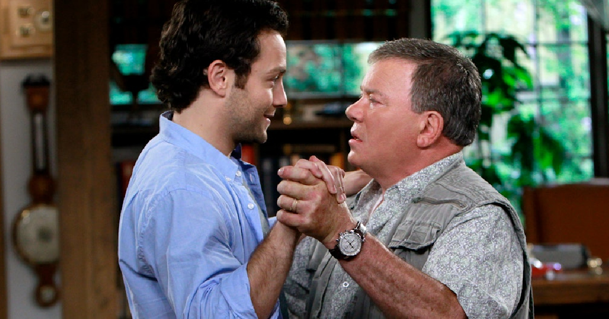 william shatner balla con un ragazzo nella serie shit my dad says - nerdface