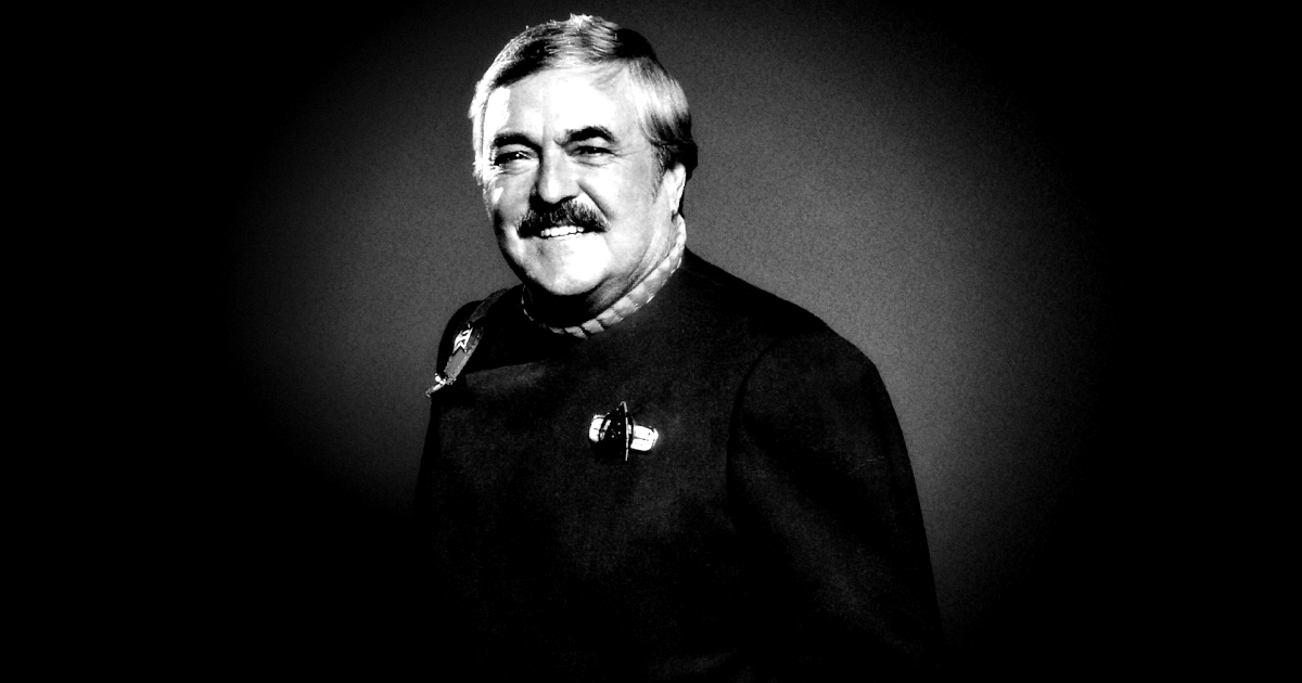 james doohan sorride nella divisa di scotty - nerdface