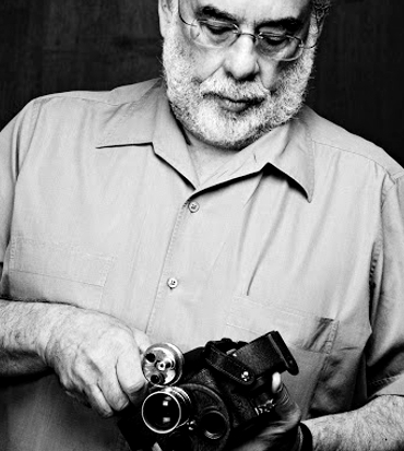 francis ford coppola guarda la piccola camera che tiene in mano - nerdface