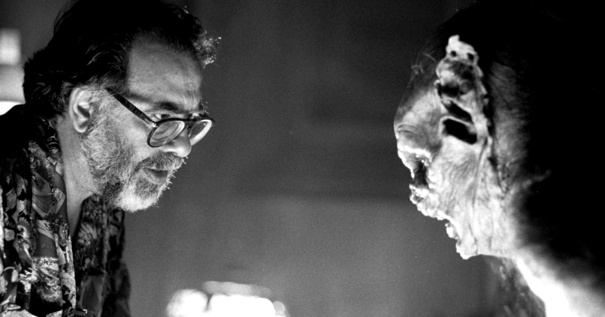 coppola guarda la maschera di un gargoyle sul set di dracula - nerdface