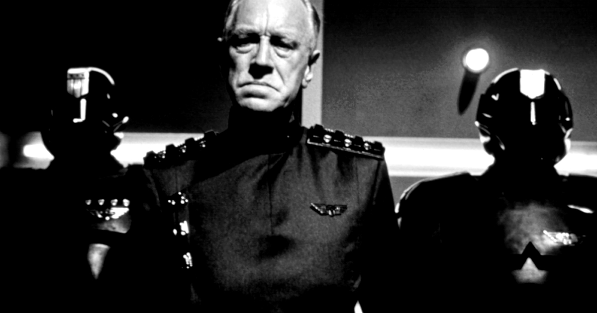 max von sydow in dredd cammina tra i poliziotti e giudici del futuro - nerdface