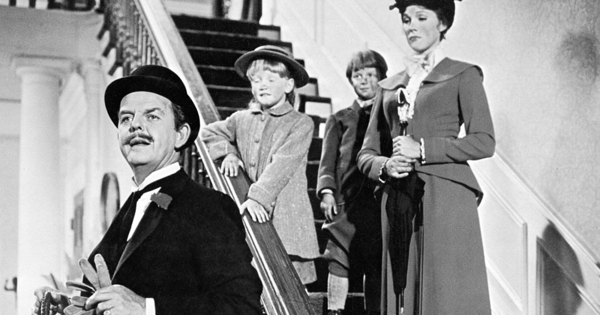 david tomlinson e mary poppins nel celebre film disney scendono le scale coi bambini - nerdface