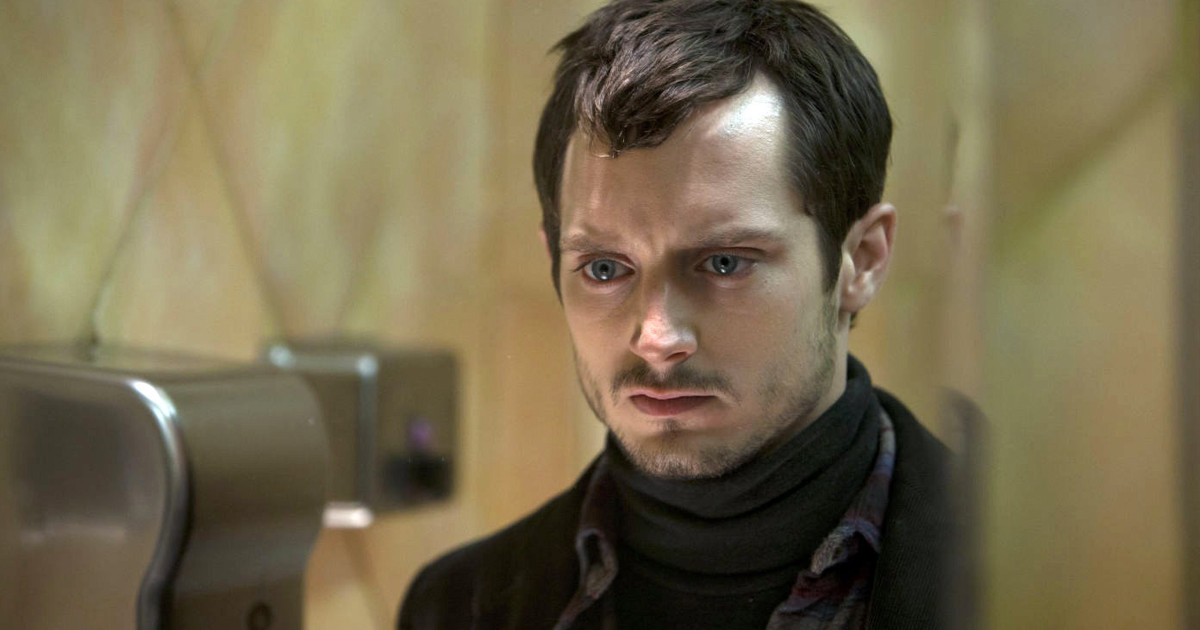 elijah wood in un altro ruolo fuori dagli schemi, in maniac - nerdface