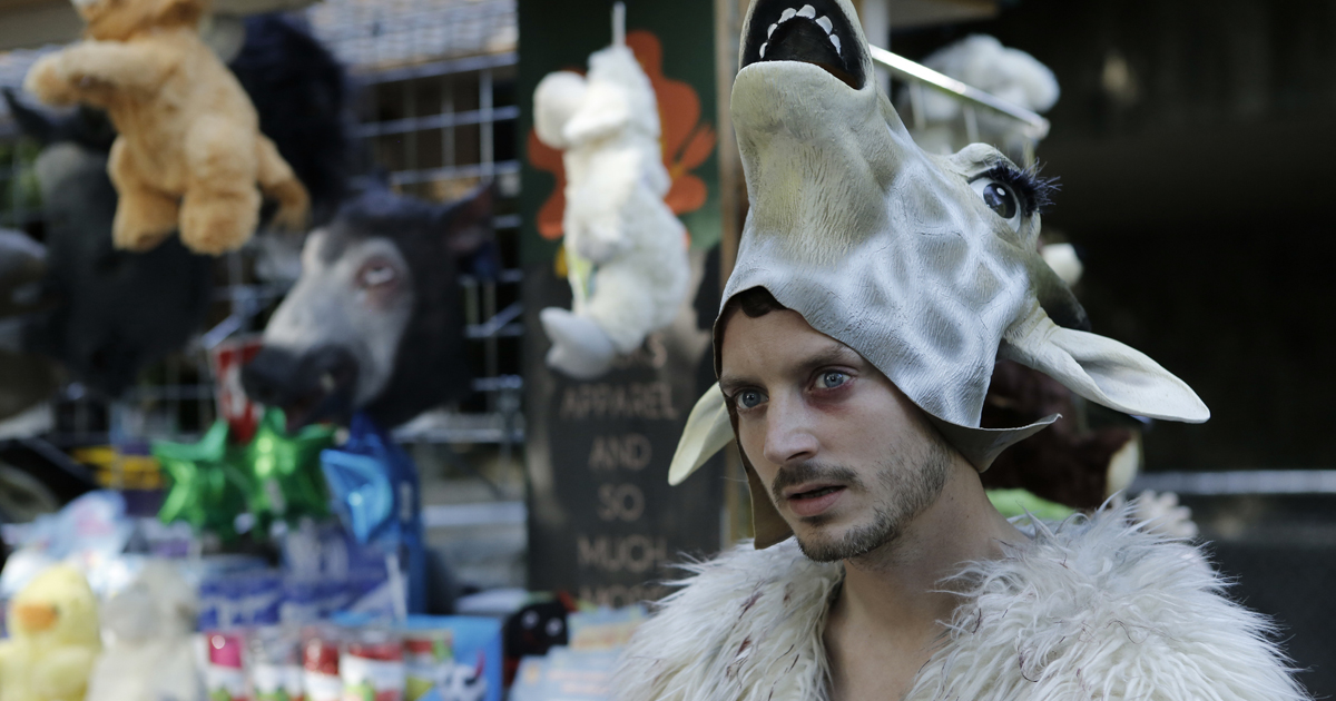 elijah wood in un altro film indipendente in cui indossa la maschera di un cavallo bianco - nerdface