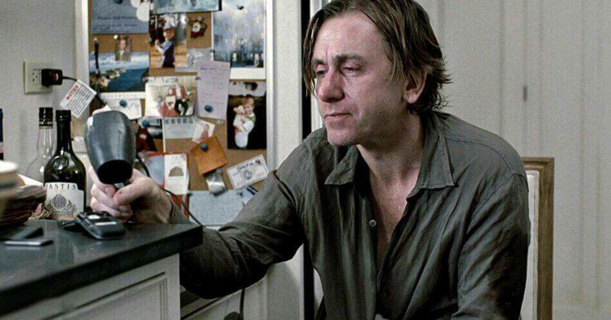 tim roth con un fon in mano nel film funny games - nerdface