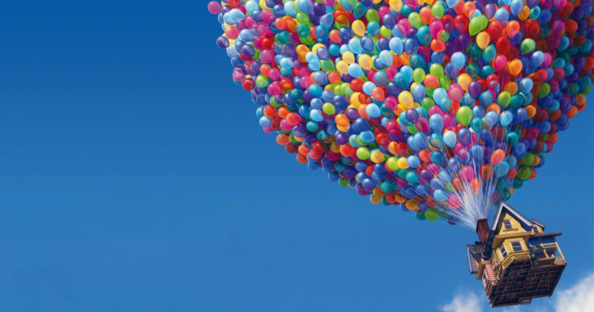 la casa di carl vola nel cielo blu di up sorretta da migliaia di palloncini colorati - nerdface