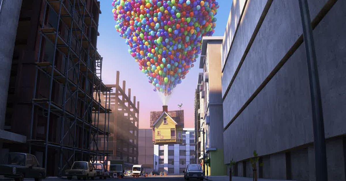 la casa sollevata da palloncini colorati veleggia in mezzo a una grigia città - nerdface