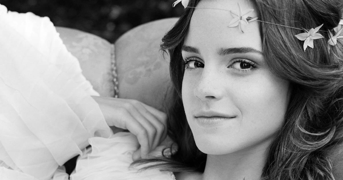 emma watson in abito bianco e con una corona di fiori intorno alla testa: che altro aggiungere? - nerdface