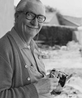 app-carl-barks02 carl barks sorride mentre tiene in mano una macchina fotografica - nerdface
