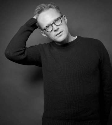 paul bettany si tiene la testa - nerdface