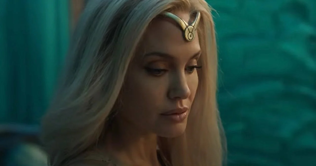 angelina jolie in eternals è bionda e guarda in basso - nerdface