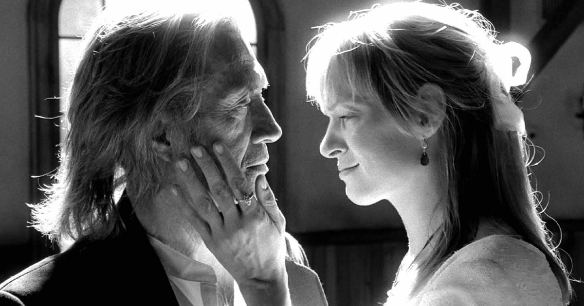 david carradine in kill bill si lascia accarezzare il volto da uma thurman - nerdface