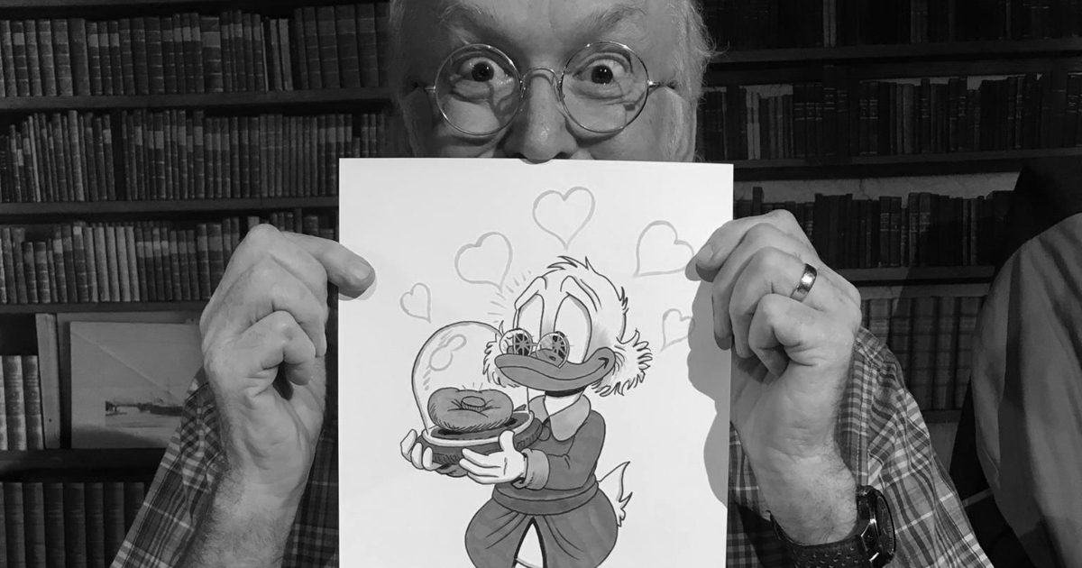 don rosa mostra un disegno di zio paperone - nerdface