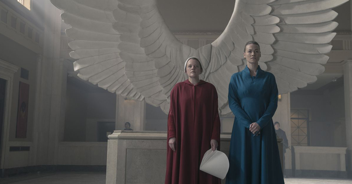 la protagonista di the handmaid's tale accanto a una donna ricca e infertile - nerdface