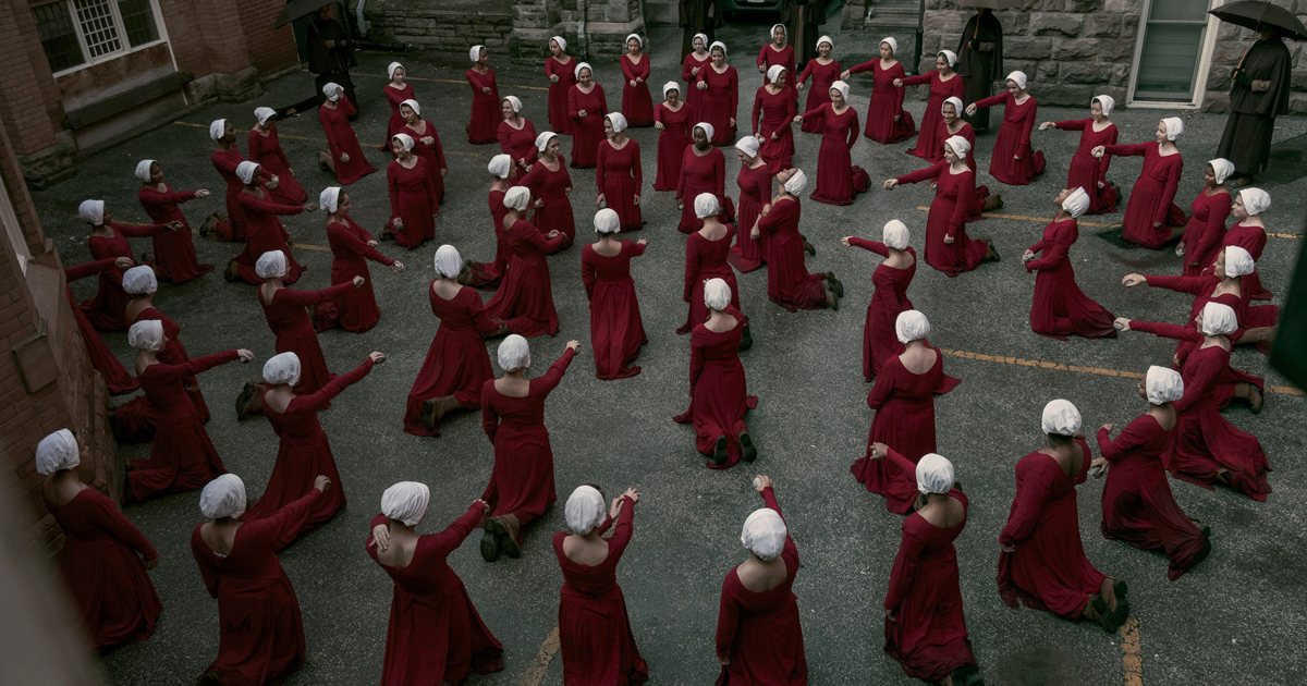 le ancelle di the handmaid's tale indicano una peccatrice - nerdface