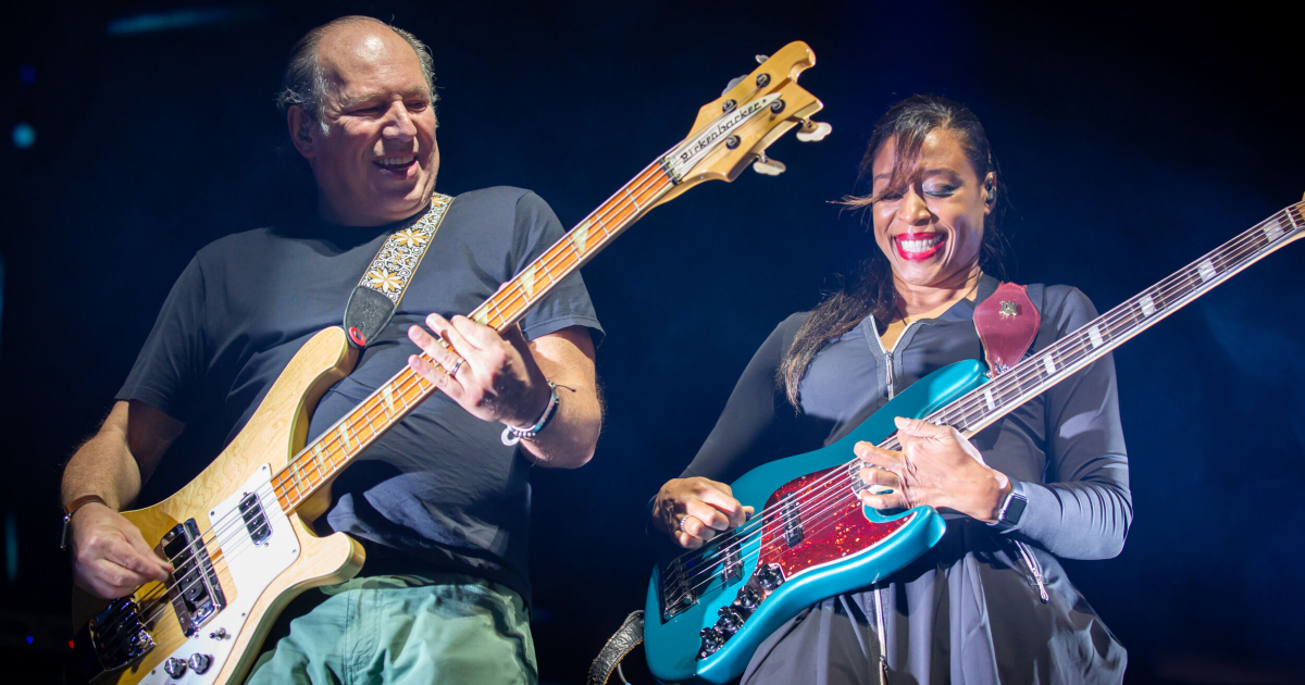 hans zimmer suona un magnifico basso rickenbacker a un suo live - nerdface