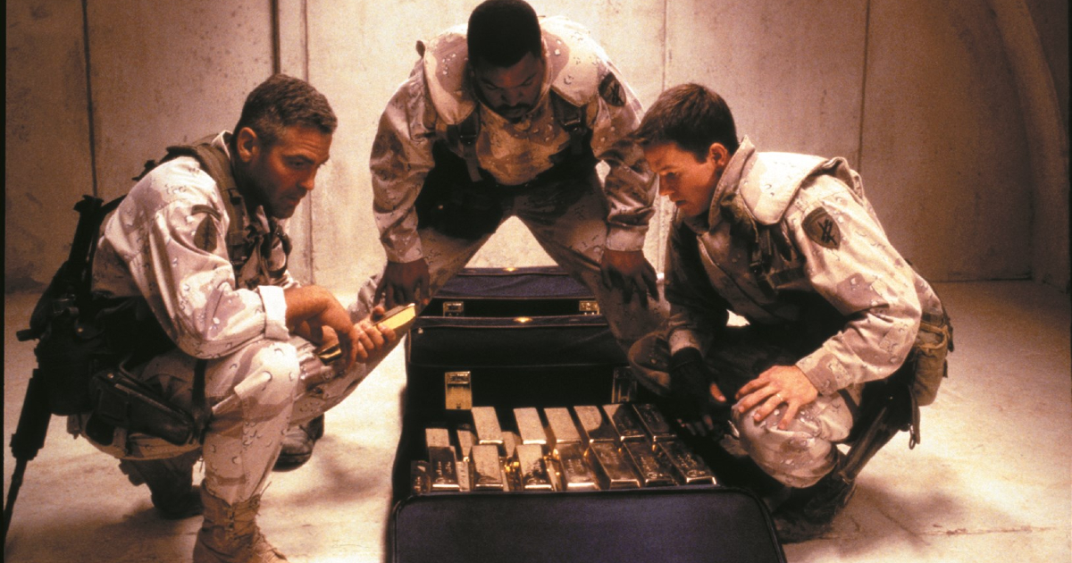 mark wahlberg in three kings apre un baule pieno d'oro - nerdface