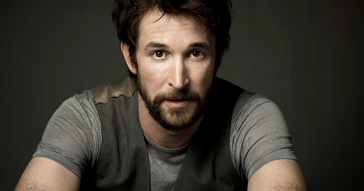 noah wyle guarda fisso in camera - nerdface