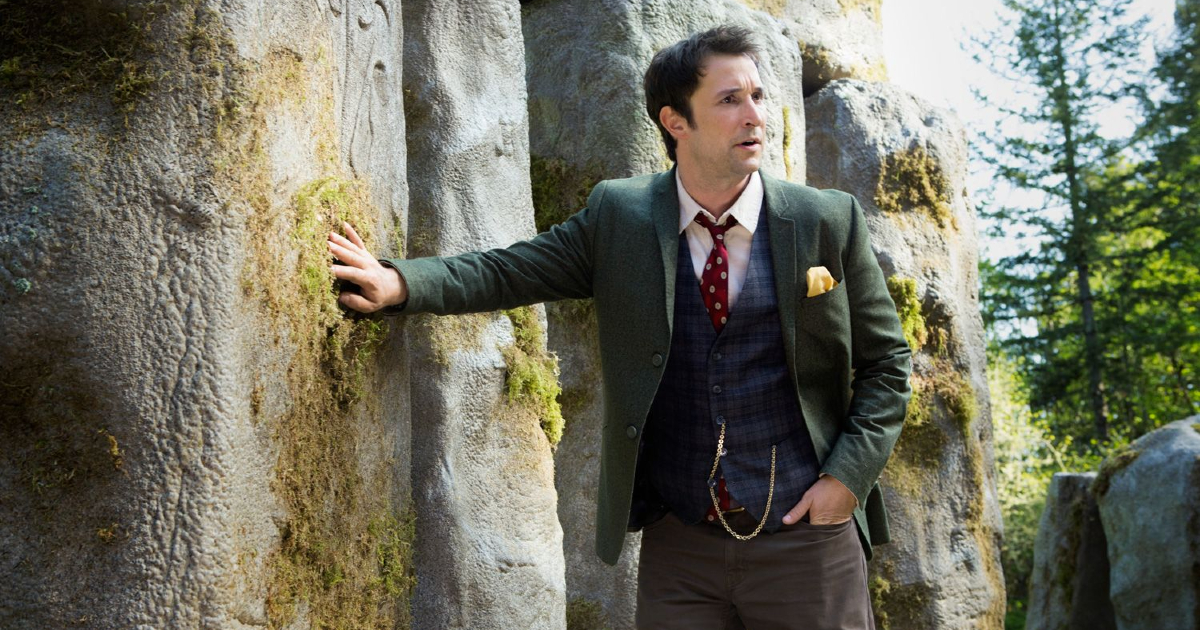 noah wyle si tiene appoggiato a una roccia in the librarian - nerdface