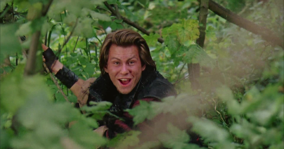 in robin hood principe dei ladri christian slater si affaccia dalla foresta - nerdface