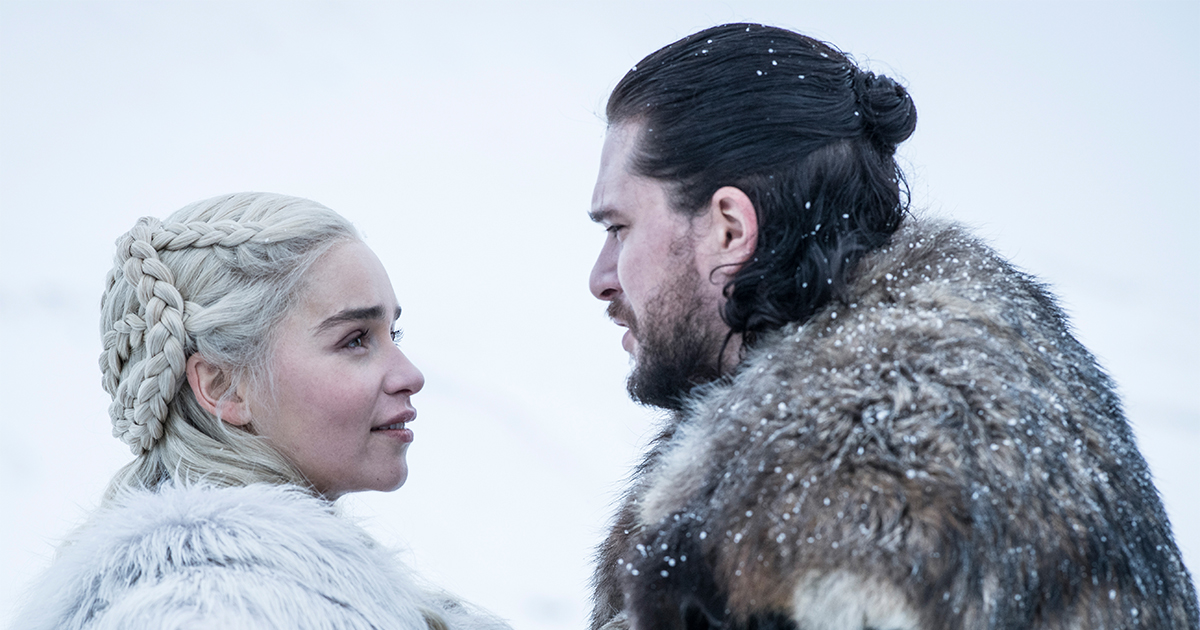 Game of Thrones: Daenerys e Jhon Snowsi guardano innamorati in mezzo alla neve in una scena della serie. Nerdface