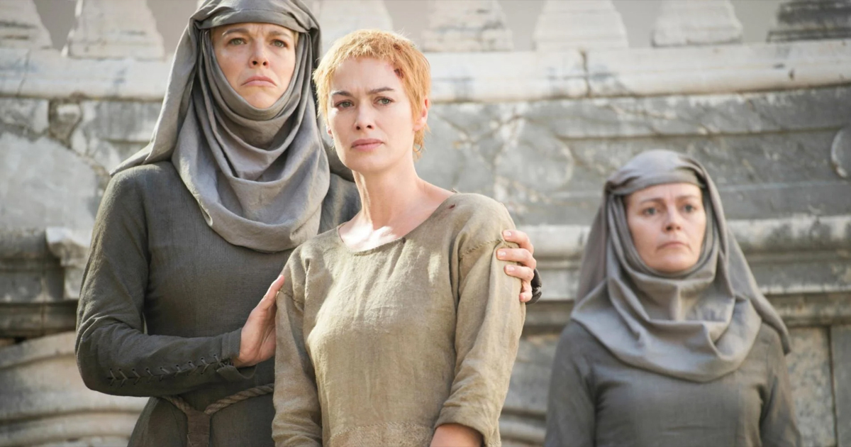 game of thrones: scena della vergogna per cersei lannister, con i capelli tagliati e un saio, tenuta per le spalle da septa unella - nerdface