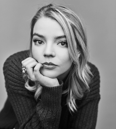 anya taylor-joy si tiene il volto con la mano - nerdface