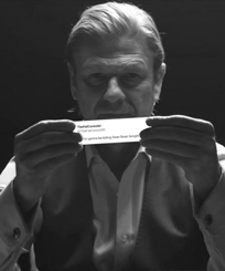 sean bean mostra un biglietto con scritto i'm gonna be killing sean bean - nerdface