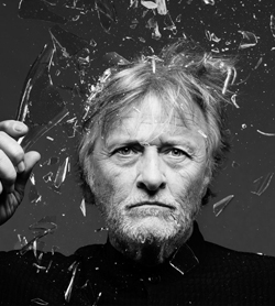 primo piano di rutger hauer che si rompe una bottiglia in testa - nerdface - nerdface