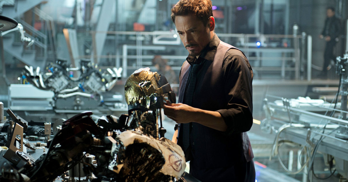 tony stark è nel suo laboratorio e sta esaminando i resti di un robot in avengers age of ultron - nerdface