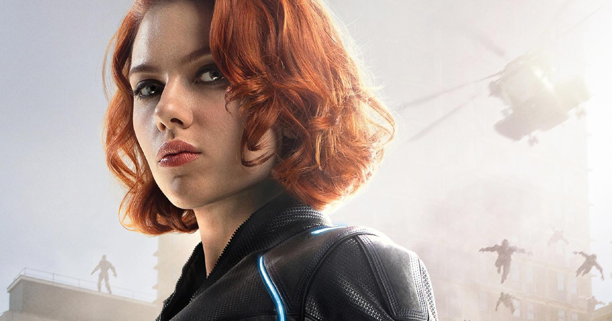 scarlett johansson guarda in camera con espressione seria in avengers age of ultron - nerdface