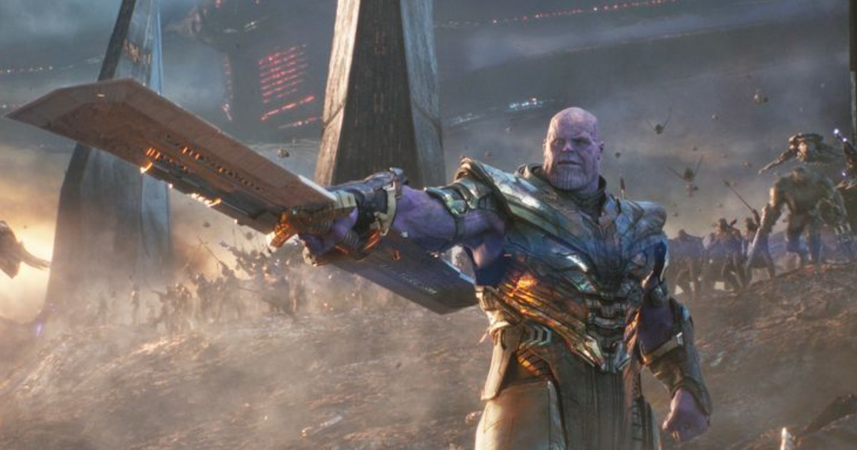 josh brolin è thanos in avengers endgame e solleva la sua arma - nerdface