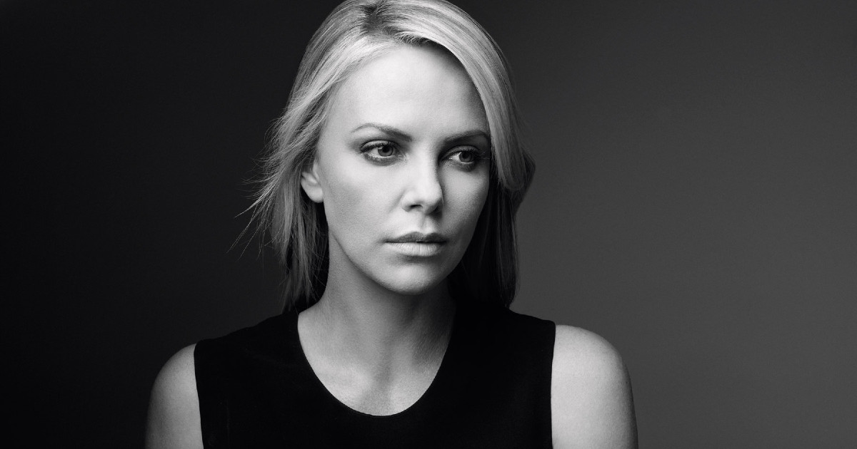 primo piano di charlize theron - nerdface