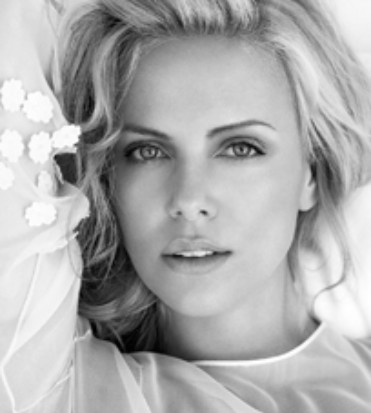 primo piano di charlize theron - nerdface