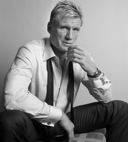 dolph lundgren in camicia e cravatta slacciata - nerdface