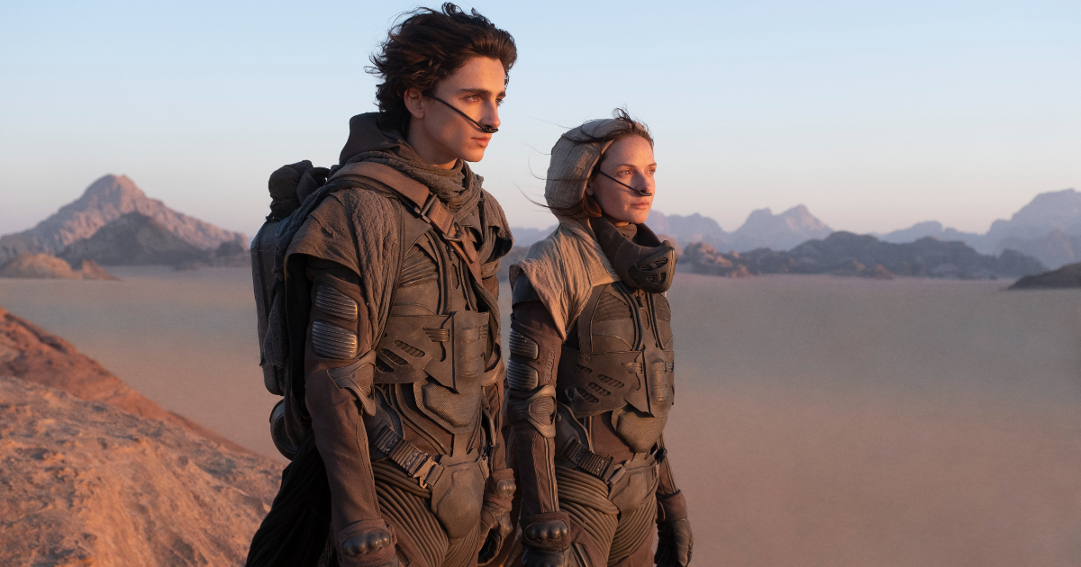 timothee chamalet e rebecca fergusono sono una accanto all'altra e guardano l'orizzonte del deserto di arrakis - nerdface