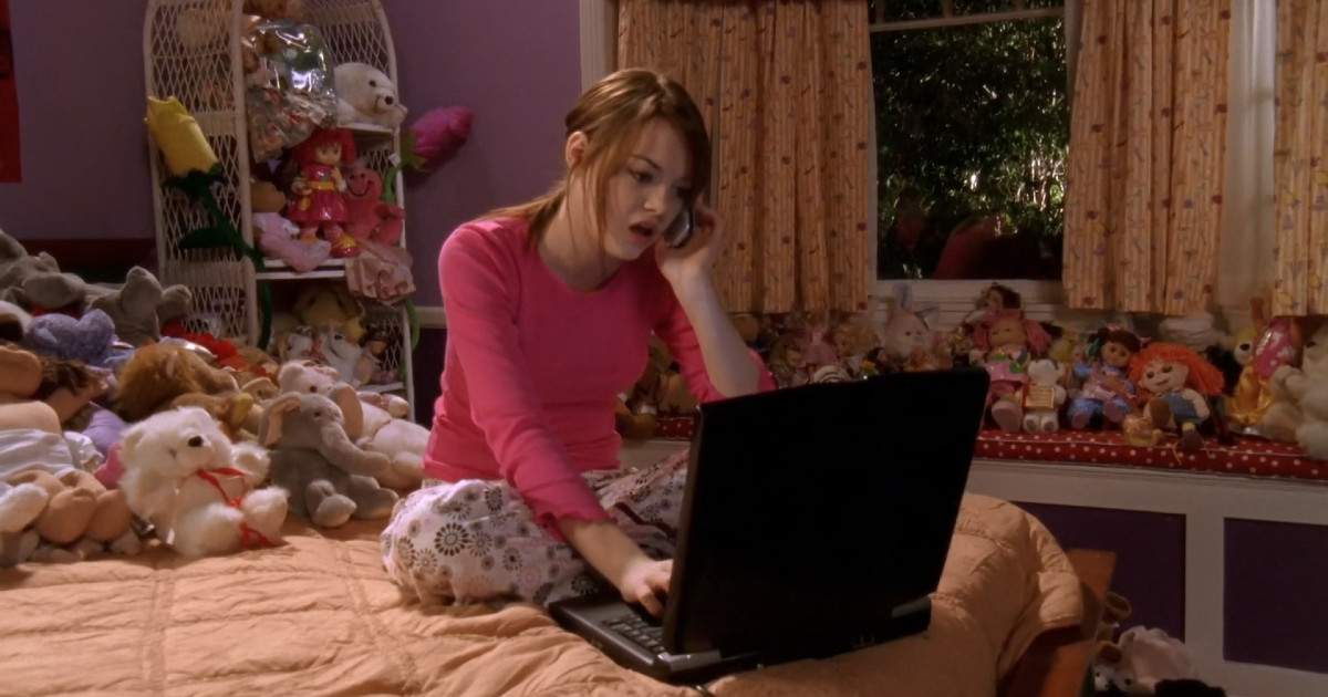 emma stone al telefono e davanti al pc seduta su un letto in malcolm in the middle - nerdface