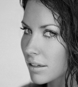 primo piano di evangeline lilly - nerdface