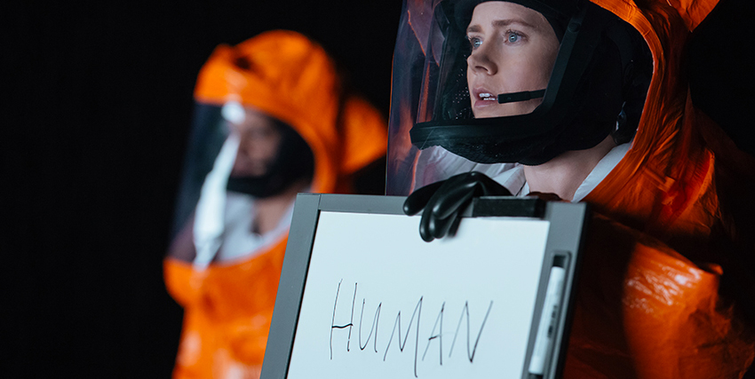 la protagonista di arrival tenta di comunicare con gli alieni - nerdface