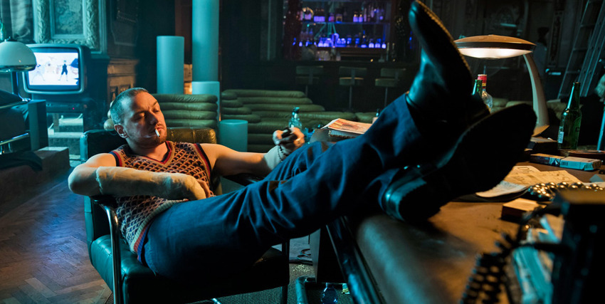 james mcavoy zampe sul tavolo in atomica bionda - nerdface